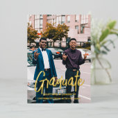 Elegante Chic Typografy Twin Graduation Party Folieneinladung (Stehend vorne)