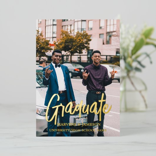 Elegante Chic Typografy Twin Graduation Party Folieneinladung (Stehend vorne)