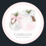 Elegante Christmas Pink Girl Baby Dusche Runder Aufkleber<br><div class="desc">Mit unseren Personalisierten Weihnachts-Girl-Babyduschenschmuck-Round-Stickers können Sie sich auf ein kleines Winterduschmagie begeben. Das perfekte Detail, um Ihre Feier zu erhöhen. Verweilen Sie bei Ihren Einladungen, gönnen Sie sich Taschen oder Tischdecken mit diesen einzigartigen Dekoren und erleben Sie, wie sich Ihr Weihnachtsgeschenk-Party in ein gemütliches Winterwunderland verwandelt. Passende Artikel in unserem...</div>