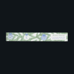 Elegante Christmas Tree Blue Baubles Rücksendeadre<br><div class="desc">Dieses Design verfügt über einen Tannenbaum,  der mit blauen und weißen Chinoiserie-Musterbaubles dekoriert ist. Es gibt auch Platz für ein Monogramm des Single auf dem mittleren Ornament. Alle Elemente,  die von mir handgemalt wurden,  bevor sie in digitale Form gescannt werden.</div>