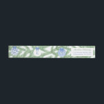 Elegante Christmas Tree Blue Baubles Rücksendeadre<br><div class="desc">Dieses Design verfügt über einen Tannenbaum,  der mit blauen und weißen Chinoiserie-Musterbaubles dekoriert ist. Es gibt auch Platz für ein Monogramm des Single auf dem mittleren Ornament. Alle Elemente,  die von mir handgemalt wurden,  bevor sie in digitale Form gescannt werden.</div>