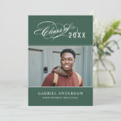 Elegante Class of 2025 Green Foto Graduation Party Einladung (Stehend Vorderseite)