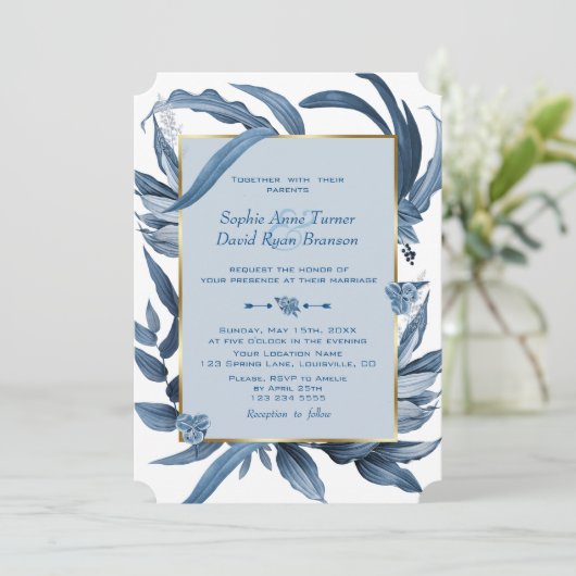 Elegante Classic Blue Blätter Gold Monogram Weddin Einladung (Stehend Vorderseite)