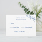 Elegante Classic Blue Floral Wedding RSVP Karte (Stehend Vorderseite)