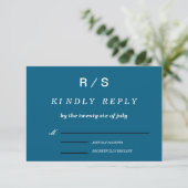 Elegante Classic Blue Monogram Wedding RSVP Card Karte (Stehend Vorderseite)