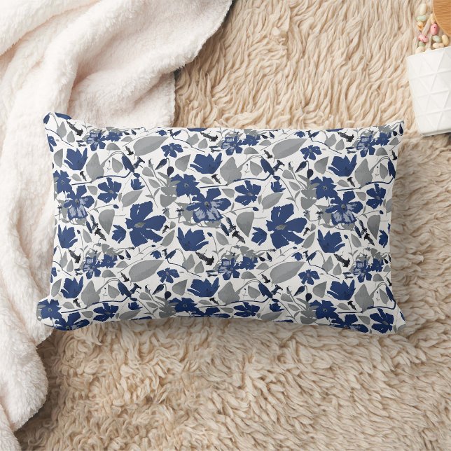 Elegante Clematis Vine Flora Lendenkissen (Clematis Vine Elegant Blue Gray Flowers home decor pillow from Studio Posies. )