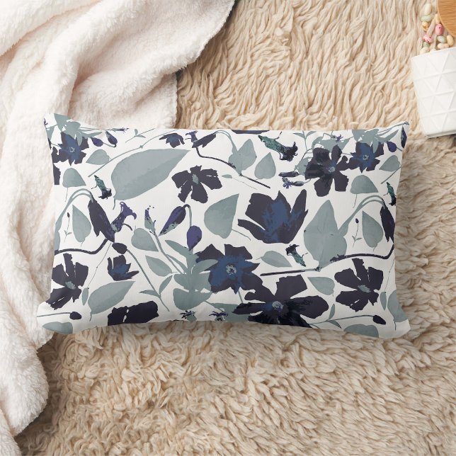 Elegante Clematis Vine Flora Lendenkissen (Clematis Vine Elegant Blue Gray Flowers home decor pillow from Studio Posies. )