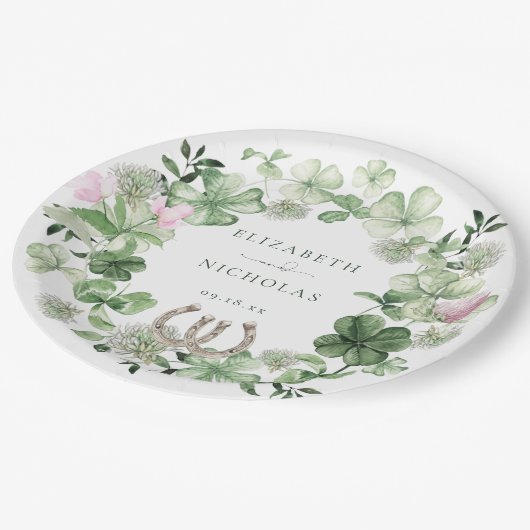 Elegante Clover Horseshoes Botanische Hochzeit Pappteller (Schrägansicht)