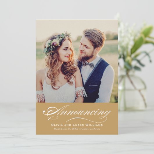Elegante Cognac Script Hochzeit Foto Ehe Ankündigung (Stehend Vorderseite)