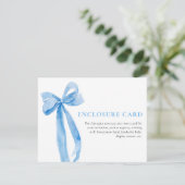 Elegante Coquette Dusty Blue Bow Enclosure Card Einladung (Stehend Vorderseite)