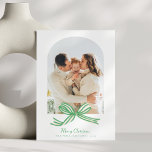 Elegante Coquette Green Bow Arch 2 Foto Weihnachte Feiertagskarte<br><div class="desc">Mit dieser Custom Green Bow Weihnachtsfoto-Karte, die einen zauberhaften grünen Schleifenbogen und Platz für Ihr personalisiertes Foto auf Vorder- und Rückseite bietet, verbringen Sie Feiertagsstimmung. Diese elegante Urlaubskarte ist ideal, um Ihre wärmsten Wünsche zu teilen und Ihre Lieblingsstipps des Jahres zu präsentieren. Das minimalistische Design ist ideal für Familien, Paare...</div>