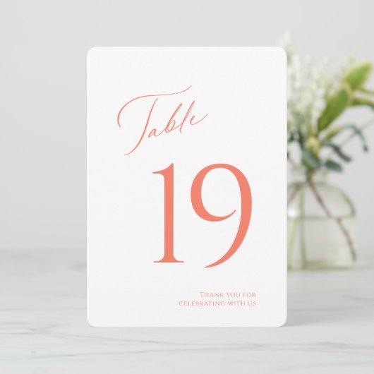 Elegante Coral Script Wedding Tischnummer Card (Stehend Vorderseite)