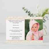 Elegante Cream Damask Design-Taufe Einladung (Stehend Vorderseite)