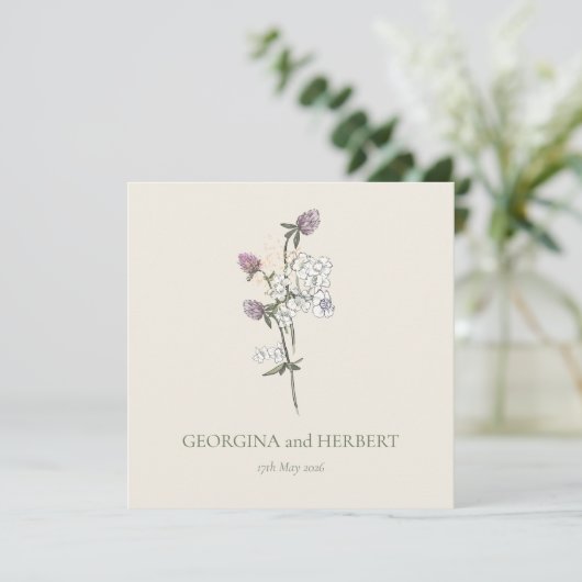 Elegante Cream Sage Clover Wedding Save the Date Einladung (Stehend Vorderseite)