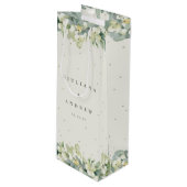 Elegante Cream Snowberry+Eucalyptus Winter Wedding Geschenktüte Für Weinflaschen (Vorderseite Schrägansicht)