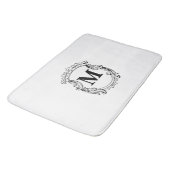 Elegante Crest Custom-Monogramm Badematte (Schrägansicht)