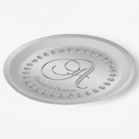 Elegante Custom Diamond Silver Monogram Wedding Pappteller (Schrägansicht)