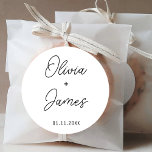 Elegante Custom Wedding Couple Name Gastgeschenk H Runder Aufkleber<br><div class="desc">Elegante Custom Wedding Couple Name Gastgeschenk Hochzeit Classic Round Sticker</div>