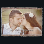 Elegante Custom Wedding Foto Throw Blanket Decke<br><div class="desc">Textfarbe ist dunkelbraun. Wenn Sie die Textfarbe ändern möchten, klicken Sie auf die Schaltfläche "Anpassen". Es werden doppelte Textfelder angezeigt (aufgrund des weißen Schattens). Klicken Sie oben auf die Textfelder, um die Farbe zu bearbeiten. Bitte ersetzen Sie das Vorlagenbild vor dem Kauf durch eines Ihrer eigenen. Macht ein wunderbares Geschenk!...</div>