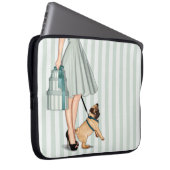 Elegante Dame und Mops Laptopschutzhülle (Vorne Rechts)