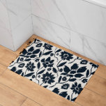 Elegante Dark Blue Floral Cream Leinwand Badematte<br><div class="desc">Die blauen Blumen, die elegant über die Leinwand verteilt sind, verleihen dem Ganzen ein Gefühl von natürlicher Schönheit und Anmut. Jede Blüte ist aufwändig detailliert und zeigt die feinste Handwerkskunst, die das Blumenmuster zum Leben erweckt. Der beruhigende cremefarbene Hintergrund dient als perfekte Kulisse und schafft ein harmonisches Gleichgewicht, das die...</div>