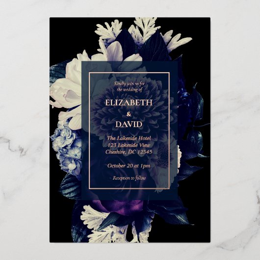 Elegante Dark Romantic Floral Wedding Folieneinladung (Vorderseite)