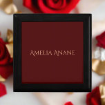 Elegante dunkelrote und rosa Typografie Erinnerungskiste<br><div class="desc">Diese elegante,  dunkelrote und rot-rosa Typografie-Geschenkboxen besticht durch ihre raffinierte Farbkombination und das moderne Design. Ideal,  um besondere Geschenke zu präsentieren,  fügt es jedem Anlass eine stilvolle und personalisierte Touch hinzu.</div>