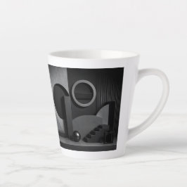 Elegante dunkle abstrakte geometrische Formen und Milchtasse