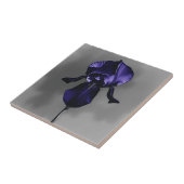 Elegante dunkle Iris mit rauschiger Grau Fliese (Seite)