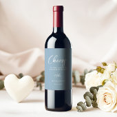 Elegante Dusty Blue & White Calligraphy Wedding Weinetikett