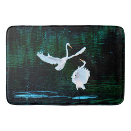 Elegante Egrets im Tanz Badematte