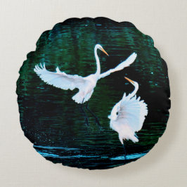 Elegante Egrets im Tanz Rundes Kissen