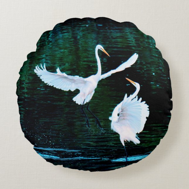 Elegante Egrets im Tanz Rundes Kissen (Vorderseite)