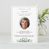 Elegante, einfache Eukalyptus-grüne Foto Beerdigun Einladung (Stehend Vorderseite)