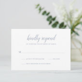 Elegante einfache formelle Skripte Dusty Blue Wedd RSVP Karte (Stehend Vorderseite)