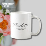 Elegante Einfache Hübsch Blush Matron Trauzeugin Kaffeetasse<br><div class="desc">Diese elegante Tasse kann vollständig mit den Details Ihrer Wahl angepasst werden. Perfektes Geschenk für eine Matrone oder Trauzeugin, Brautjungfrau oder Blume. Auf dieser Tasse werden die von Hand gezeichneten schwarz-rosa Polka-Punkte in einem Muster mit elegantem Schriftart im Skriptstil für den individuelle Name bestreut. Fügen Sie das Hochzeitsdatum, um einen...</div>