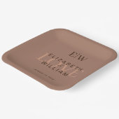 Elegante einfache Mocha-Mousse mit Monogram-Hochze Pappteller (Gewinkelt)