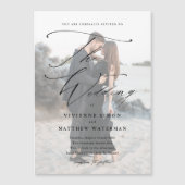 Elegante einfache Schwarz-Weiß-Hochzeit Magneteinladung (Vorderseite)