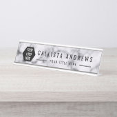 Elegante, einfache Schwarz-weiß-Marmor-Logo-Namens Schreibtischnamensplakette (Vorderseite )