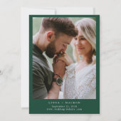 Elegante Emerald Green Wappen Monogram Wedding in Einladung (Rückseite)