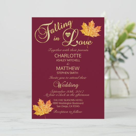 Elegante FALLING in LIEBE Burgund Marsala Wedding Einladung (Stehend Vorderseite)