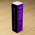 Elegante Feier zum 12. Geburtstag der Seidenhochze Weinbox<br><div class="desc">Fügen Sie eine besondere Touch zu den 12. Hochzeitsfeiern mit dieser Weingeschenkbox hinzu! Elegante, weiße Serifen und serifenlose Schriftzüge auf einem luxuriösen lila Seidenhintergrund sorgen für eine unvergessliche Touch für diesen besondere Anlass und Meilenstein. Passen Sie sich mit den Namen des glücklichen Paares und den Jahren der Ehe oder dem...</div>