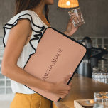 Elegante Feminine Blush Pink & Dark Red Typografy Laptopschutzhülle<br><div class="desc">Eine elegante, feminine Laptop-Hülle mit rot-rosa und dunkelroter Typografie. Der Ärmel hat einen weichen, rot-rosa Hintergrund mit stylischem dunkelrotem Text und schafft ein elegantes und modernes Aussehen. Die Typografie ist raffiniert und raffiniert, was dem Design eine persönliche Touch verleiht. Diese Laptop-Hülle bietet Schutz für Ihr Gerät und strahlt eine luxuriöse,...</div>