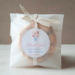 Elegante Feminine Pink Blue Brautparty Gefallen Runder Aufkleber<br><div class="desc">Wir danken Ihnen für jede Veranstaltung (hier für eine Babydusche gezeigt,  aber alle Textfelder sind anpassbar). Das Design ist mit einer Aquarellfarbe ausgestattet,  einem blau-weißen Ingwer-Glas mit rosa und cremeweißen Rosen.</div>