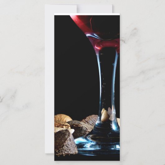 Elegante Festtage mit Weinglas und Nüssen (Vorderseite)