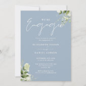 Elegante floral Dusty Blue Foto Engagement Party Einladung (Vorderseite)