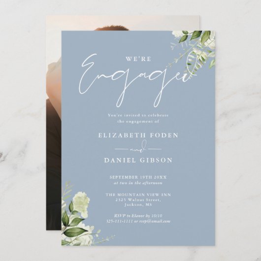 Elegante floral Dusty Blue Foto Engagement Party Einladung (Vorne/Hinten)