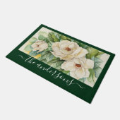 Elegante Floral Green Magnolia-Blume Name Script Fußmatte (Schrägansicht)
