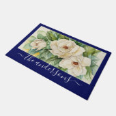 Elegante Floral Navy Blue Magnolia Blume Name Fußmatte (Schrägansicht)
