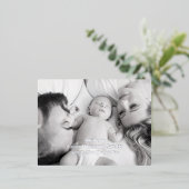 Elegante Foil Script Black & White Birth Postcard Folie Einladungspostkarte (Stehend vorne)